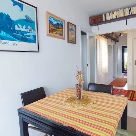 Апартаменты Cosy Flat In Pretty Seaside Town Сиджес